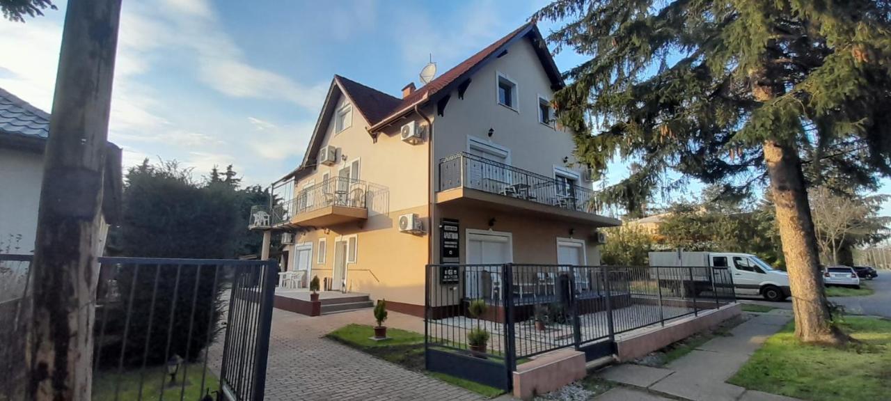 Gabor Aron Apartment Хайдусобосло Экстерьер фото