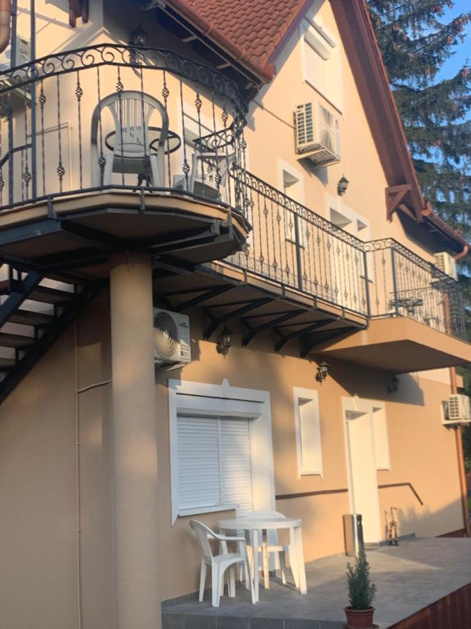 Gabor Aron Apartment Хайдусобосло Экстерьер фото
