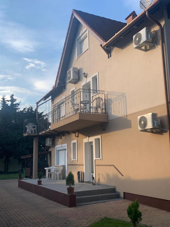 Gabor Aron Apartment Хайдусобосло Экстерьер фото