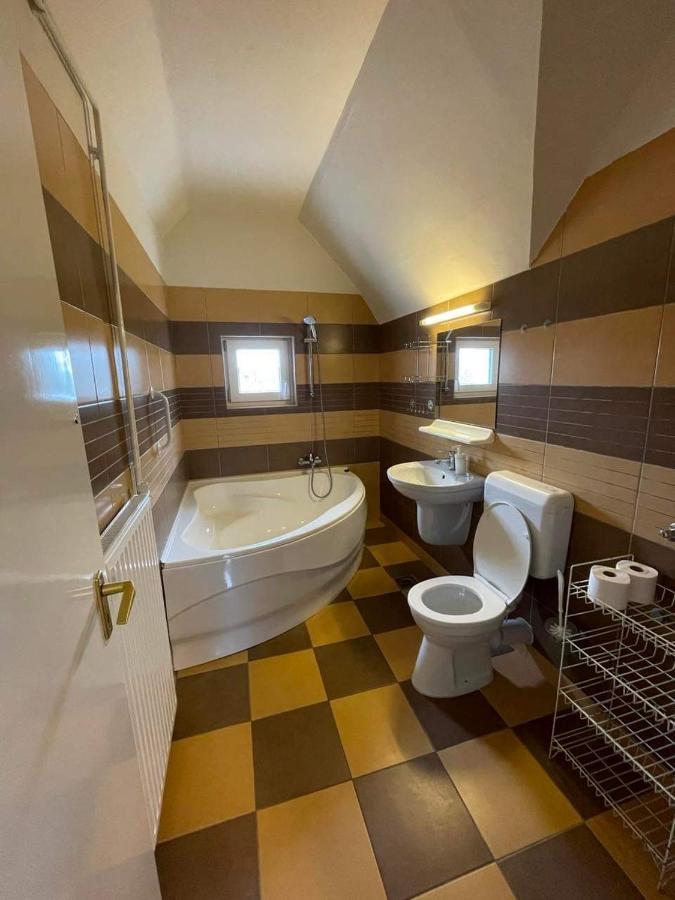 Gabor Aron Apartment Хайдусобосло Экстерьер фото